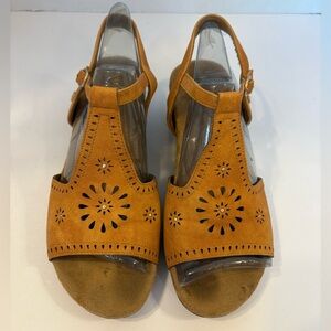 Gloria Vanderbilt Sundew brown sandals size 6